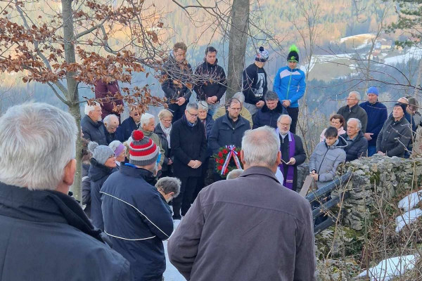 Spravna slovesnost v Cerknem ob 80. obletnici poboja na Lajšah